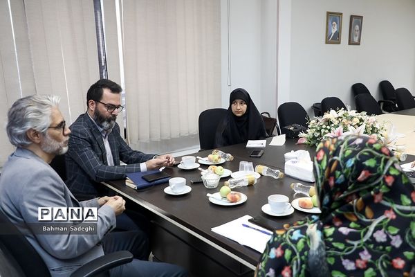 دومین میزگرد دانش‌آموزی با موضوع  بررسی نقش والدین در تربیت کودک فلسفی