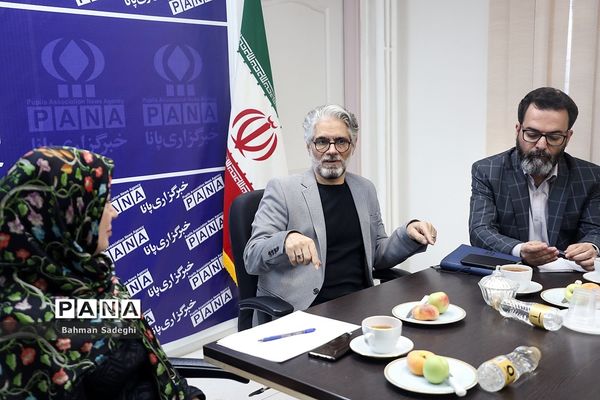 دومین میزگرد دانش‌آموزی با موضوع  بررسی نقش والدین در تربیت کودک فلسفی