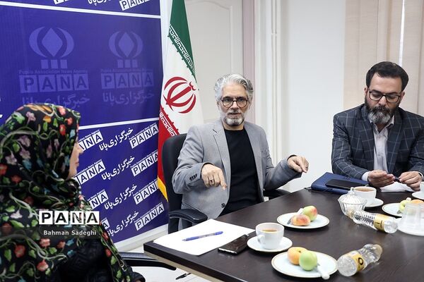 دومین میزگرد دانش‌آموزی با موضوع  بررسی نقش والدین در تربیت کودک فلسفی