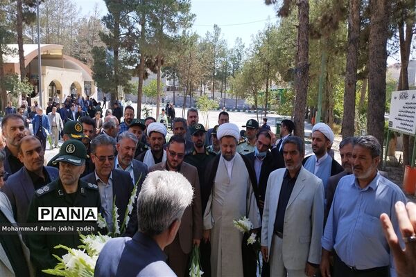 مراسم گلباران شهدا در امامزاده عماد شهرستان رباط کریم