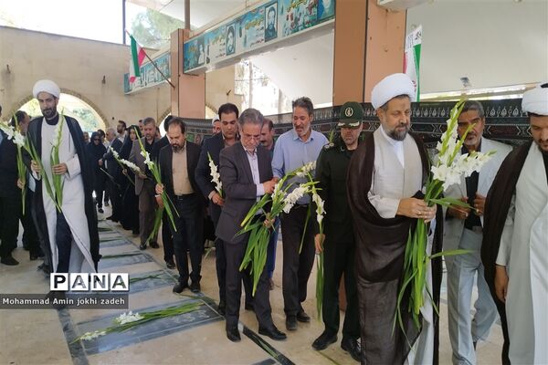 مراسم گلباران شهدا در امامزاده عماد شهرستان رباط کریم