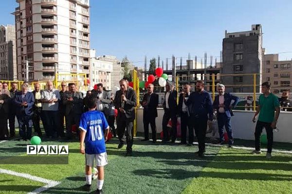 آیین افتتاح زمین‌چمن و چهارباب مغازه دبستان ایمان در رودهن