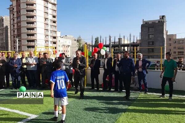آیین افتتاح زمین‌چمن و چهارباب مغازه دبستان ایمان در رودهن