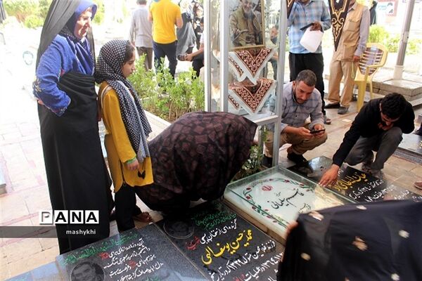 زائران اربعین حسینی در گلزارشهدای بین المللی کرمان