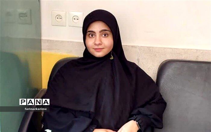 بر تمام دانش‌آموزان واجب است از آرمان‌ها و دستاوردهای انقلاب اسلامی دفاع کنند