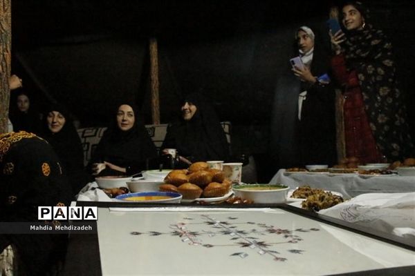 بازدید مشاور امور بانوان وزیر آموزش و پرورش از غرفه‌  دانش آموزی صنایع‌دستی و خوراکی استان سیستان و بلوچستان