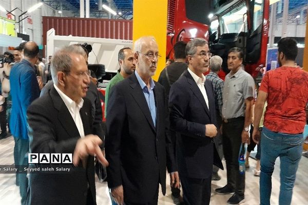 بازدید مسئولان از بیست و سومین نمایشگاه بین‌المللی خودرو در مشهد