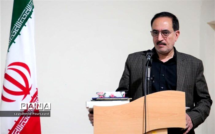 باید در مسأله تربیت و شناخت مخاطب تجدید نظر کنیم