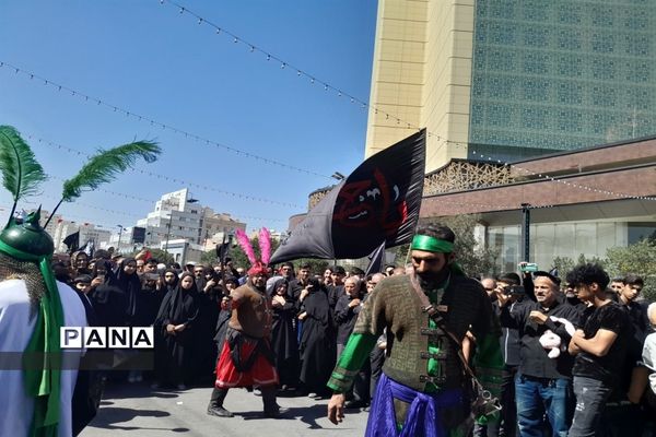 پیاده‌روی جاماندگان اربعین حسینی به سمت حرم مطهر امام رضا (ع)