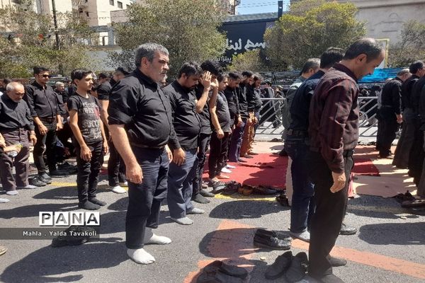 اقامه نماز ظهر و عصر اربعین حسینی در خیابان امام رضا(ع) مشهد مقدس
