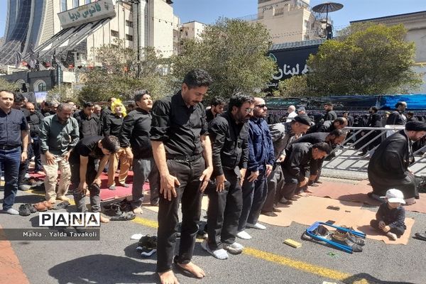 اقامه نماز ظهر و عصر اربعین حسینی در خیابان امام رضا(ع) مشهد مقدس