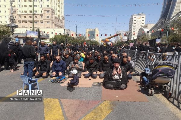 اقامه نماز ظهر و عصر اربعین حسینی در خیابان امام رضا(ع) مشهد مقدس