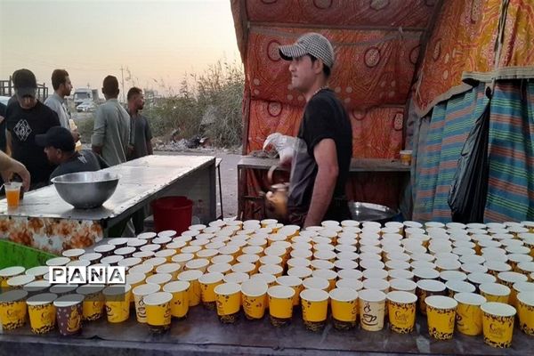 خدمت‌رسانی به زائران اربعین در مسیر نجف به کربلا