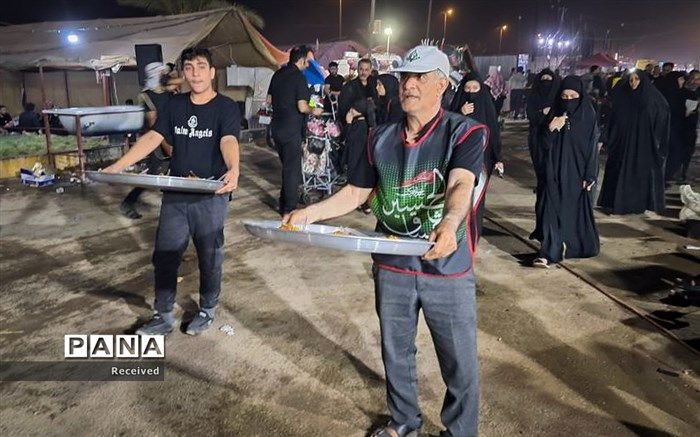 گوشه‌ای از خدمات خادمان و خادم یاوران موکب‌های عشاق الحسین(ع) /فیلم