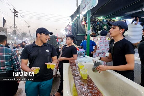 مهمان‌نوازی و ارائه خدمات توسط خادمان به زائران حرم امام حسین (ع) در مسیر پیاده‌روی اربعین