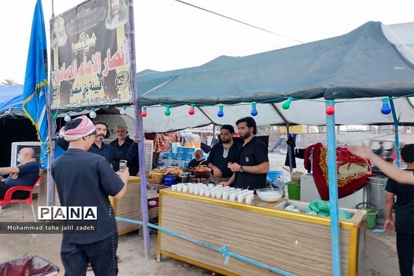 مهمان‌نوازی و ارائه خدمات توسط خادمان به زائران حرم امام حسین (ع) در مسیر پیاده‌روی اربعین