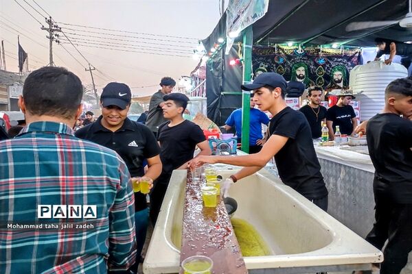 مهمان‌نوازی و ارائه خدمات توسط خادمان به زائران حرم امام حسین (ع) در مسیر پیاده‌روی اربعین