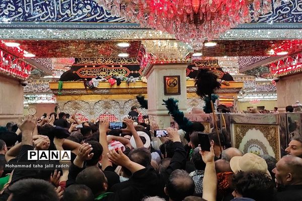 جمعیت کم نظیر مردم  در حرم امام حسین(ع) و حضرت عباس(ع)