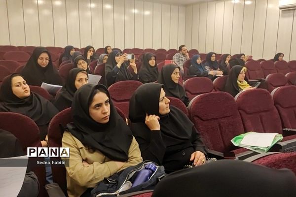 برگزاری کلاس نقالی و شاهنامه خوانی در دوره‌توانمندسازی هنرهای نمایشی در رودهن