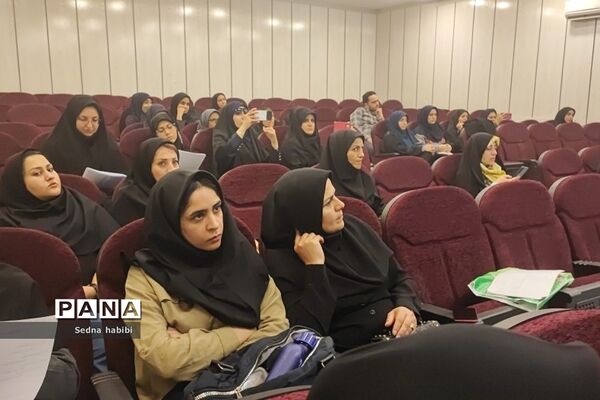 برگزاری کلاس نقالی و شاهنامه خوانی در دوره‌توانمندسازی هنرهای نمایشی در رودهن