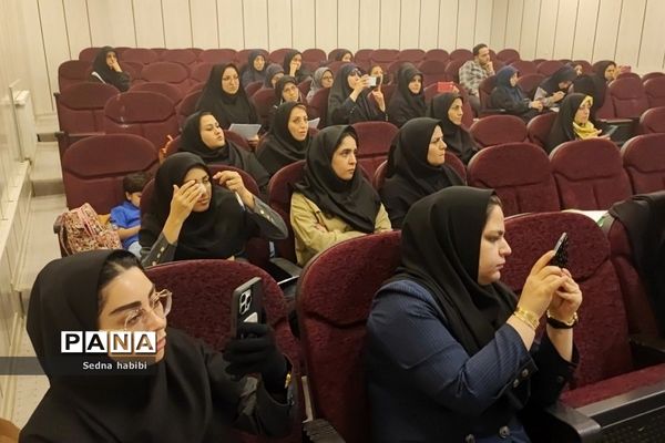 برگزاری کلاس نقالی و شاهنامه خوانی در دوره‌توانمندسازی هنرهای نمایشی در رودهن