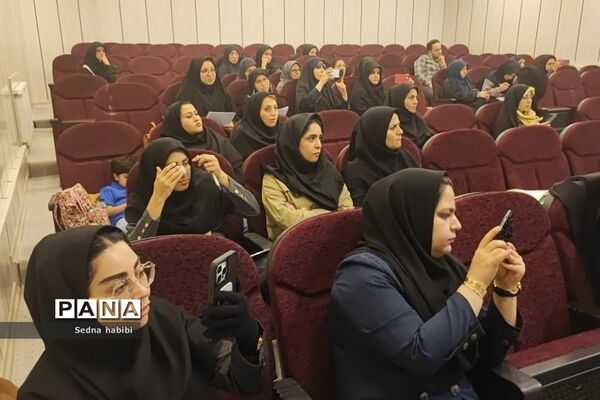 برگزاری کلاس نقالی و شاهنامه خوانی در دوره‌توانمندسازی هنرهای نمایشی در رودهن