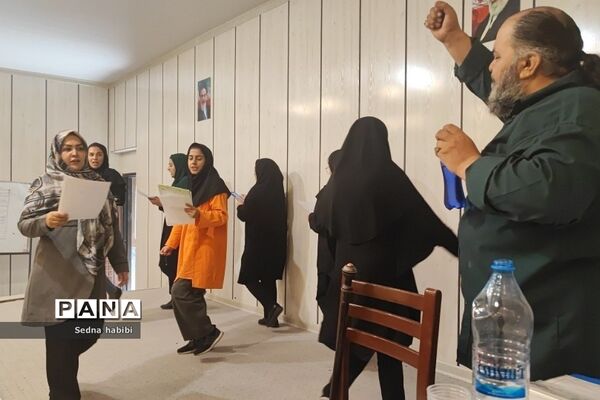 برگزاری کلاس نقالی و شاهنامه خوانی در دوره‌توانمندسازی هنرهای نمایشی در رودهن