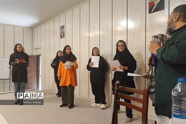 برگزاری کلاس نقالی و شاهنامه خوانی در دوره‌توانمندسازی هنرهای نمایشی در رودهن