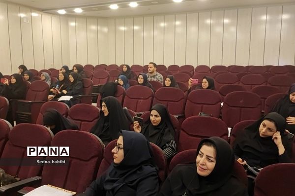 برگزاری کلاس نقالی و شاهنامه خوانی در دوره‌توانمندسازی هنرهای نمایشی در رودهن