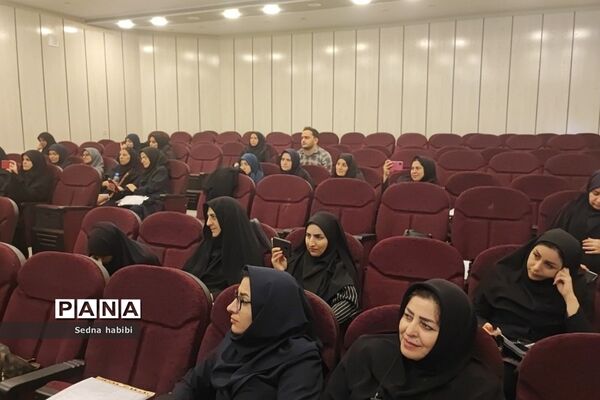 برگزاری کلاس نقالی و شاهنامه خوانی در دوره‌توانمندسازی هنرهای نمایشی در رودهن