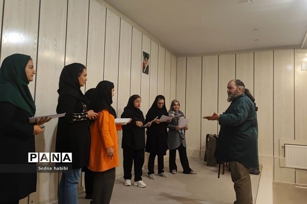 برگزاری کلاس نقالی و شاهنامه خوانی در دوره‌توانمندسازی هنرهای نمایشی در رودهن