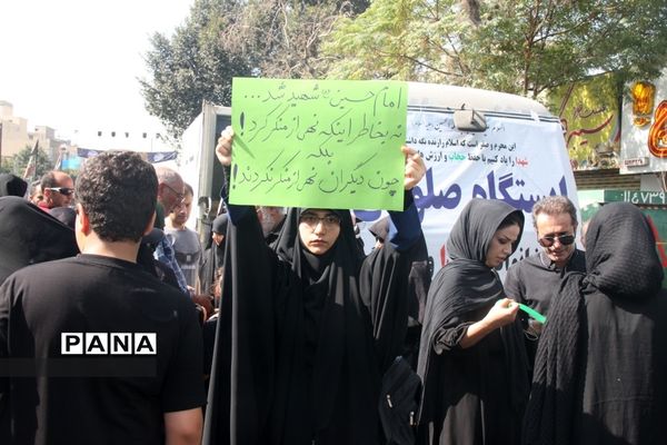 پیاده‌روی اربعین با حضور جمعی از مردم در شهرری