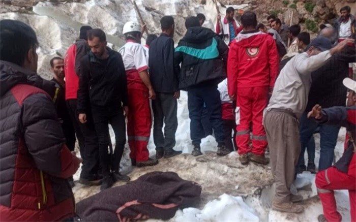 شیشه‌فروش: ریزش بهمن در گردنه بیژن سمیرم ۲ فوتی و یک مصدوم داشت