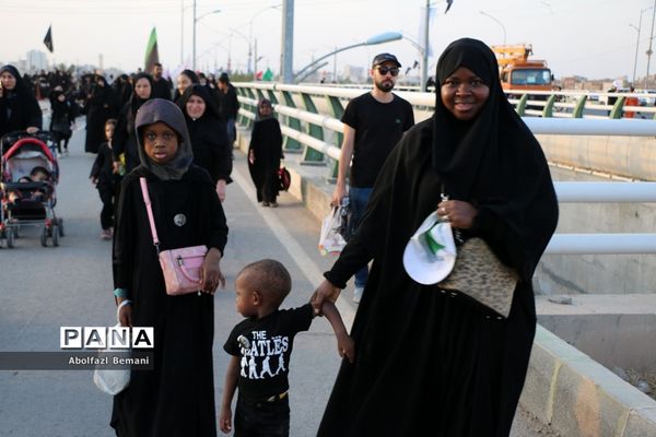 پیاده‌روی مردم قم در اربعین حسینی(ع)