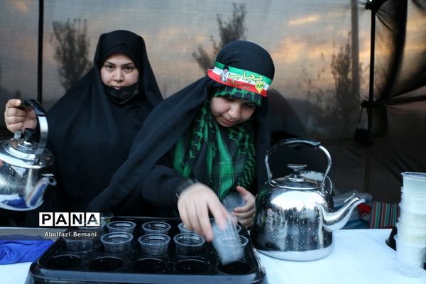 پیاده‌روی مردم قم در اربعین حسینی(ع)