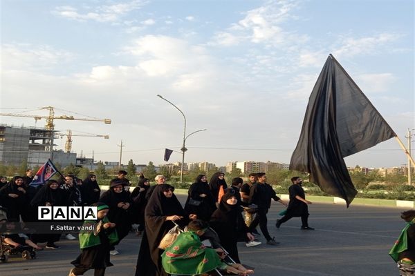 عزاداری و پیاده‌روی مردم قم در گرامیداشت اربعین حسینی