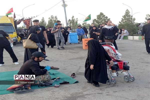 عزاداری و پیاده‌روی مردم قم در گرامیداشت اربعین حسینی