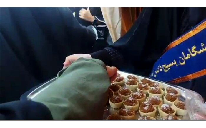 خدمت‌رسانی دانش‌آموزان مجمع فاطمی قم به زوّار اربعین/ فیلم