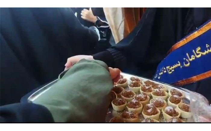 خدمت‌رسانی دانش‌آموزان مجمع فاطمی قم به زوّار اربعین/ فیلم