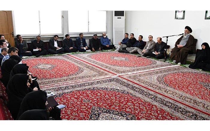 نقش معلم در هویت‌بخشی و پرورش یک جامعه غیرقابل انکار است