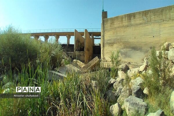 سد آبی خاکی روستای درکه در استان کرمانشاه