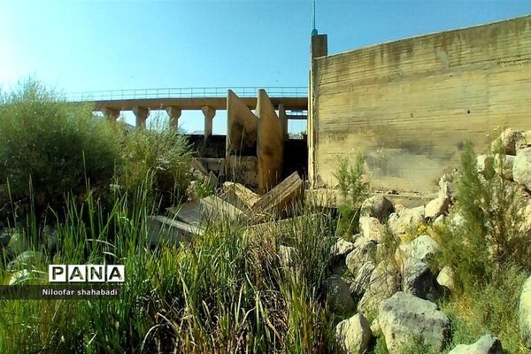 سد آبی خاکی روستای درکه در استان کرمانشاه