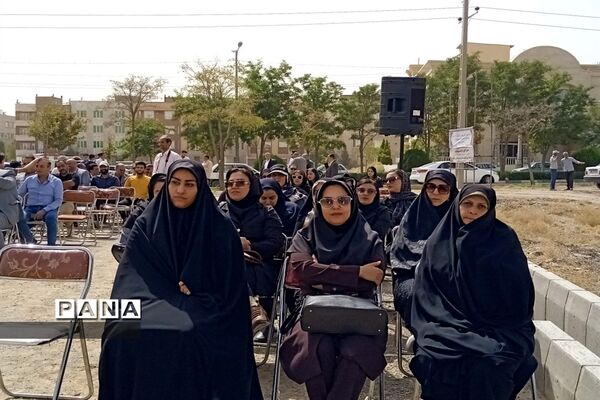 آیین کلنگ‌زنی مجتمع تجاری تخصصی بانوان در شهرستان گلبهار