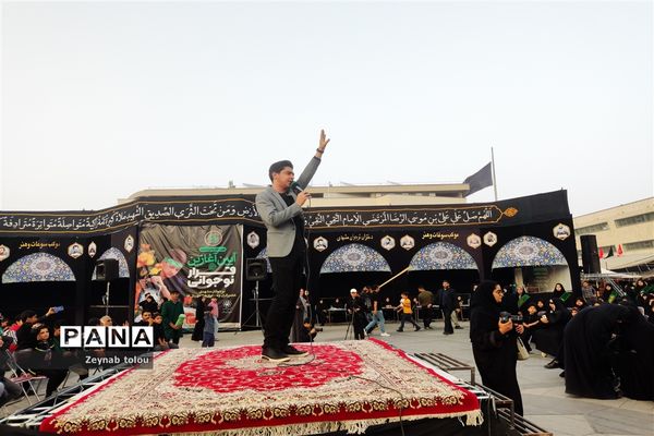 نوجوانان مشهدی خادم زائران و مجاوران امام مهربانی‌ها