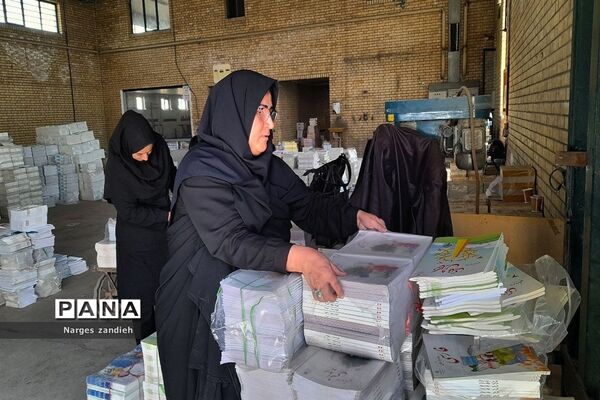 توزیع کتاب‌های آموزشی در هنرستان شهید چمران ملارد