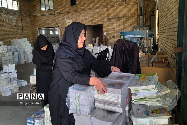 توزیع کتاب‌های آموزشی در هنرستان شهید چمران ملارد