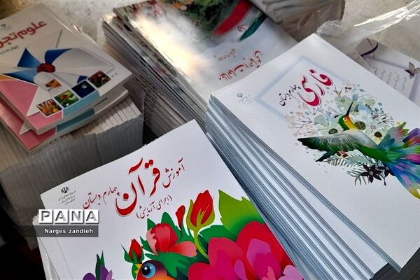 توزیع کتاب‌های آموزشی در هنرستان شهید چمران ملارد