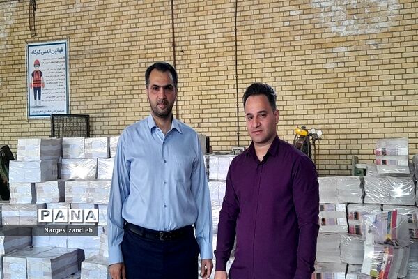 توزیع کتاب‌های آموزشی در هنرستان شهید چمران ملارد