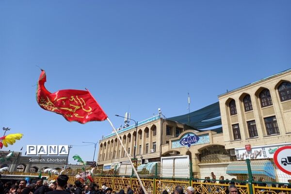 پیاده‌روی عاشقان امام رضا (ع) به سمت حرم مطهر رضوی