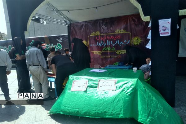 خدمت‌رسانی موکب داران و عاشقان حسینی به زائران امام رضا (ع) در عرصه میدان شهدا